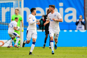 Szokujące sceny pod stadionem Schalke. Wściekli kibice pobili piłkarzy, gracze ratowali się ucieczką [WIDEO]