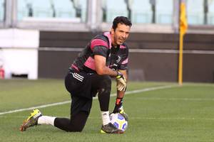 Gianluigi Buffon odchodzi z Juventusu przez Andreę Pirlo. Zaskakujące doniesienia włoskich mediów
