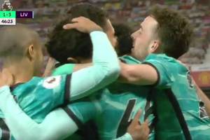 Sześć goli w hicie na Old Trafford! Liverpool pokonał Manchester United i wciąż walczy o Ligę Mistrzów [WIDEO]