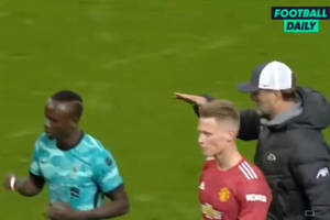 Sadio Mane zignorował Juergena Kloppa. Ręka Niemca zawisła w powietrzu [WIDEO]