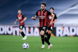 Juventus podbierze piłkarza Milanowi? Ważą się losy Hakana Calhanoglu