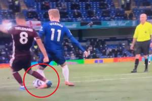 Olbrzymia kontrowersja w Premier League. "Brak karnego dla Chelsea to zwykłe złodziejstwo"
