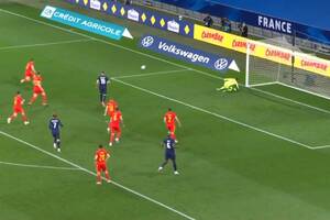 Karim Benzema wrócił do reprezentacji Francji i zawiódł. Zmarnował rzut karny [WIDEO]