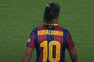 Drugiego takiego piłkarza nie będzie już nigdy. Ronaldinho wciąż jest magikiem. Też za nim tęsknicie?