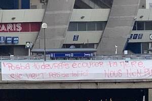 Kibice PSG nie chcą transferu Paula Pogby?! Specjalny baner skierowany do francuskiego pomocnika