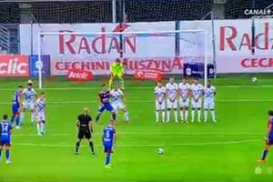 Piękny gol z rzutu wolnego w Ekstraklasie! Kolejny mocny kandydat do bramki kolejki [WIDEO]
