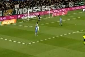 Piłkarskie jaja w el. Ligi Mistrzów! Katastrofalne zachowanie golkipera Slavii Praga [WIDEO]