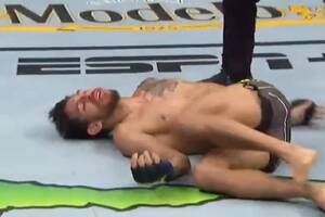 Potężny nokaut na UFC 265! Jeden cios załatwił sprawę, Brazylijczyk nie mógł się ruszyć [WIDEO]