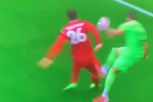 Dramat kluczowego zawodnika Liverpoolu. Poważnie wyglądająca kontuzja w sparingu [WIDEO]