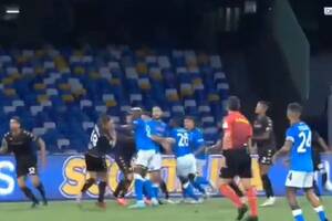 Osimhen zdzielił rywala w twarz, duża huśtawka Insigne. Zwycięski debiut Spalllettiego w Napoli [WIDEO]