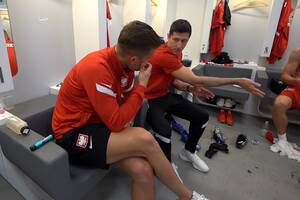 Robert Lewandowski jak prawdziwy kapitan. Po meczu z San Marino udzielał rad młodszemu koledze [WIDEO]