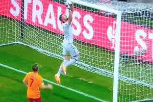 Kuriozalny samobój w Lidze Europy! Koszmarna interwencja bramkarza Lazio [WIDEO]