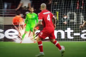 Petarda wybuchła pod nogami bramkarza Eintrachtu Frankfurt. Bezmyślni kibice mogli spowodować tragedię [WIDEO]