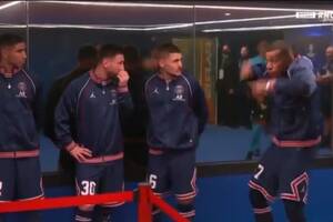 Kylian Mbappe przestraszył się sędziego. Niecodzienne obrazki przed meczem PSG [WIDEO]