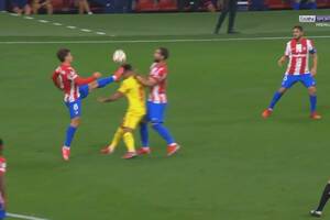 Bardzo niebezpieczny faul Antoine'a Griezmanna! Francuz znokautował rywala i wyleciał z boiska [WIDEO]