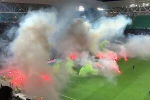 Skandal w Ligue 1, mecz przełożony o godzinę. Kibice rzucali race na boisko [WIDEO]