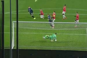 Prosty błąd Davida de Gei. Bramkarz Manchesteru United nie popisał się w meczu z Atalantą [WIDEO]