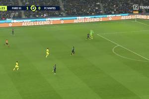 Niesamowite sceny w meczu PSG! Samobój sprzed pola karnego, kuriozalne zachowanie Keylora Navasa [WIDEO]
