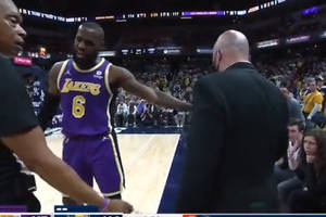 LeBron James poskarżył się sędziemu. Kibice wyrzuceni z trybun [WIDEO]