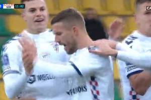Przepiękny gol Lukasa Podolskiego dla Górnika Zabrze! "Ależ huknął. Aż się słupek po drodze zatrząsł" [WIDEO]