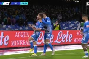 Koncert Driesa Mertensa, bramka Piotra Zielińskiego. Napoli nie dało szans Lazio i ucieka rywalom [WIDEO]