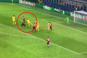 Spektakularne zagranie obrońcy Liverpoolu. "Zlatan i Kessie musieli zapłacić, żeby wrócić na stadion" [WIDEO]