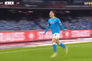 Pięć bramek w Neapolu i awans Napoli w Lidze Europy! Cudowne zagranie Piotra Zielińskiego dało gola [WIDEO]