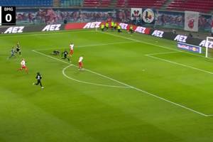 Pudło sezonu w meczu Bundesligi! Totalna kompromitacja Andre Silvy [WIDEO]