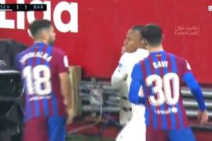 Zawodnik Sevilli stracił głowę w meczu z FC Barceloną! Rzucił piłką w twarz Alby i wyleciał z boiska [WIDEO]