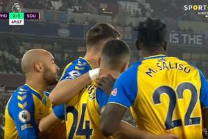 Gol Jana Bednarka na wagę zwycięstwa! Obrońca pokonał Łukasza Fabiańskiego [WIDEO]