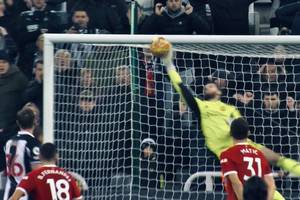 Manchester United zgubił punkty z Newcastle! David de Gea uratował zespół przed porażką [WIDEO]
