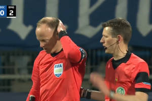 Mecz Bundesligi przerwany! Sędzia liniowy uderzony kubkiem od piwa [WIDEO]