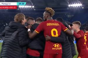 AS Roma rozjechała Lazio w derbach Rzymu. Dobry mecz Nicoli Zalewskiego, Polak był blisko gola [WIDEO]