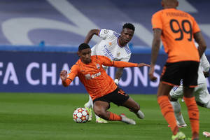 Chciały go Milan, Leicester czy Benfica. Trafia jednak do Ligue 1. "Czołowy piłkarz ligi"