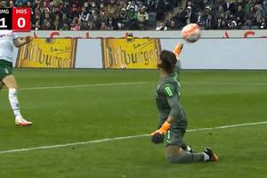 Genialna parada w Bundeslidze. Wszyscy byli w szoku. Kandydat do interwencji sezonu [WIDEO]