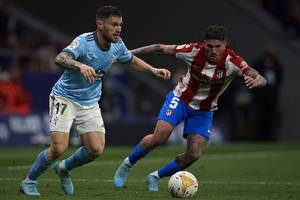 FC Barcelona wskazała zawodnika, który ma wzmocnić lewą obronę. Pieniądze stanowią jednak problem