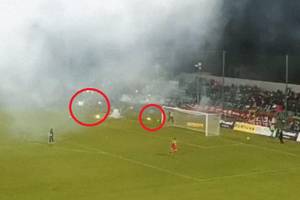 Skandal podczas meczu Widzewa Łódź! Sektor kibiców ostrzelany przez pseudofanów GKS-u Katowice [WIDEO]