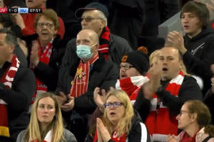 Poruszające sceny podczas meczu Liverpoolu z MU. Całe Anfield Road wsparło Cristiano Ronaldo [WIDEO]