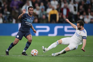 Dwa zespoły walczą o Raheema Sterlinga. Skrzydłowy Manchesteru City może zmienić klub
