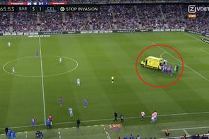 Groźna sytuacja na Camp Nou! Ronald Araujo opuścił boisko w karetce [WIDEO]