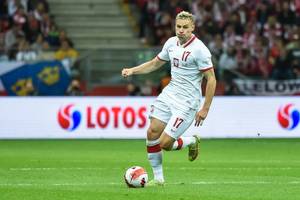 Fatalna sytuacja Szymona Żurkowskiego. Trener go nie chce, ale Polak utknął w Fiorentinie
