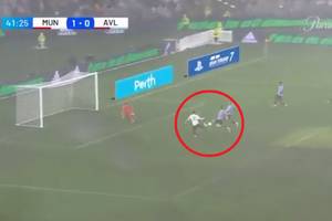 Pech Matty'ego Casha. Reprezentant Polski pomógł strzelić gola Manchesterowi United [WIDEO]