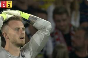 Koszmarny błąd bramkarza napędził Borussię Dortmund! Kuriozalny gol i wygrana wicemistrzów Niemiec [WIDEO]