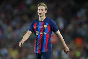 Gigant z Premier League kusi Frenkiego de Jonga. Nowa, lukratywna oferta dla piłkarza FC Barcelony