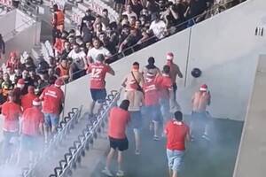 Skandal w europejskich pucharach. Mecz opóźniony przez bójki kibiców [WIDEO]