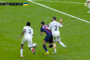 Wielka kontrowersja w El Clasico! Lewandowski faulowany w polu karnym? Zdania ekspertów mocno podzielone