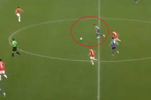 Rajd przez pół boiska i gol! Podobne bramki polskich pomocników. Obaj są w XI kolejki [POLACY ZA GRANICĄ]