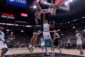 Jeremy Sochan zadebiutował w NBA! Na dzień dobry popisał się piękną akcją i przeszedł do historii [WIDEO]