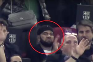 Dani Alves przyjechał na mecz Roberta Lewandowskiego. Jego mina mówi wszystko [WIDEO]