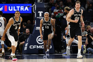 Co za akcja Sochana! Polak pofrunął nad koszem, San Antonio Spurs przegrali kolejny mecz [WIDEO]